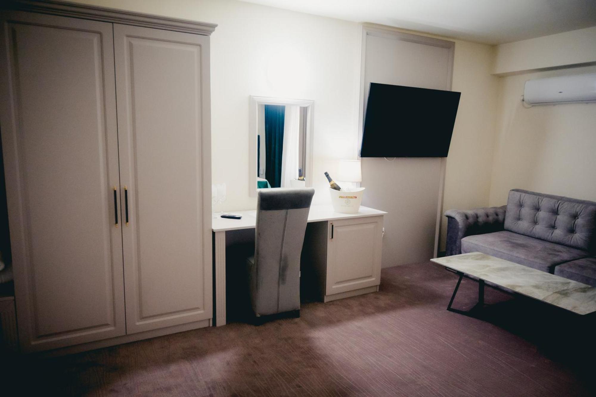 Hotel Valahia Tergovistye Kültér fotó