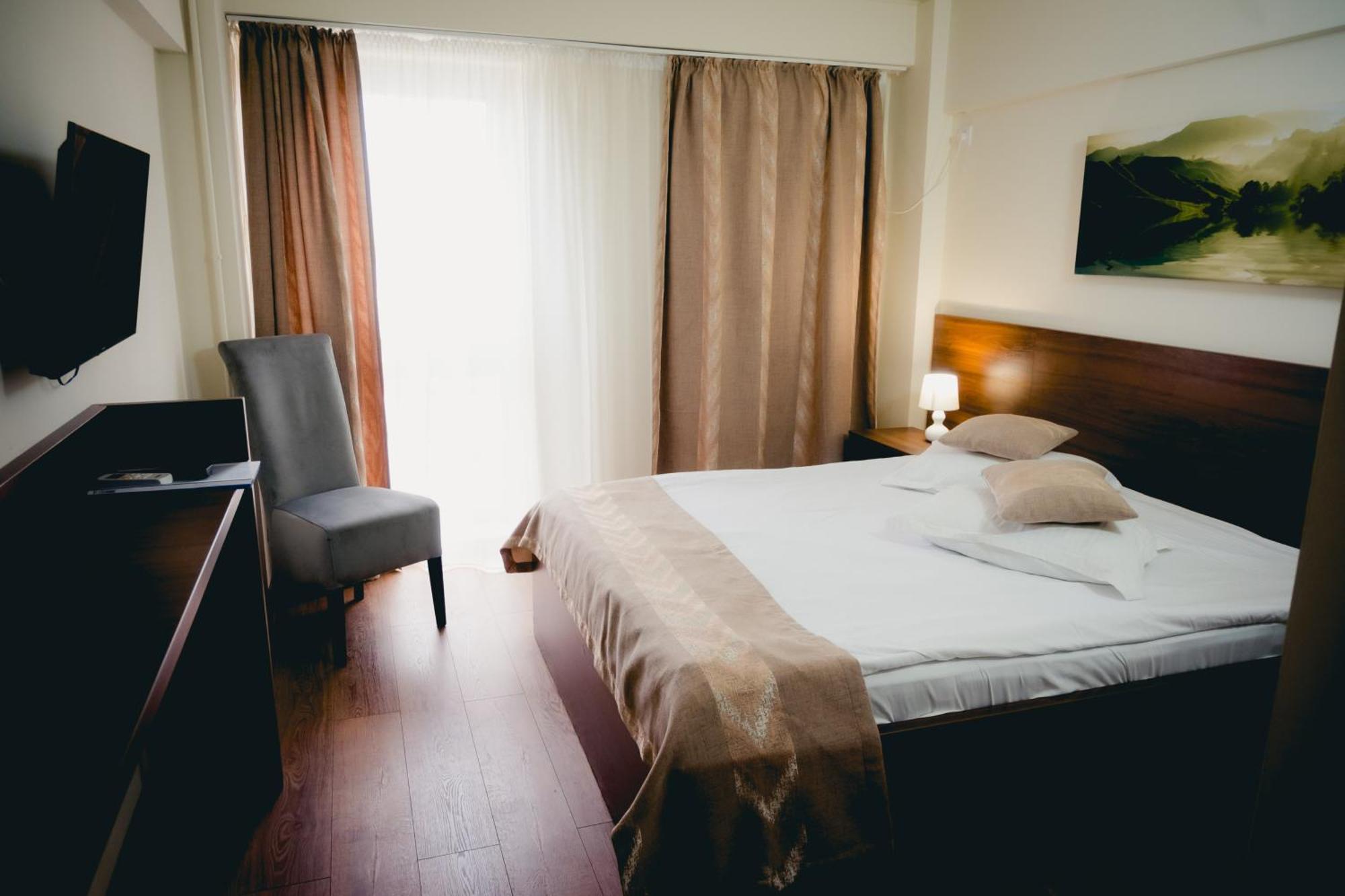 Hotel Valahia Tergovistye Kültér fotó