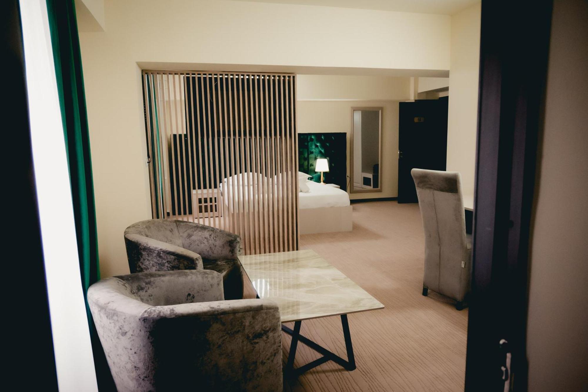 Hotel Valahia Tergovistye Kültér fotó