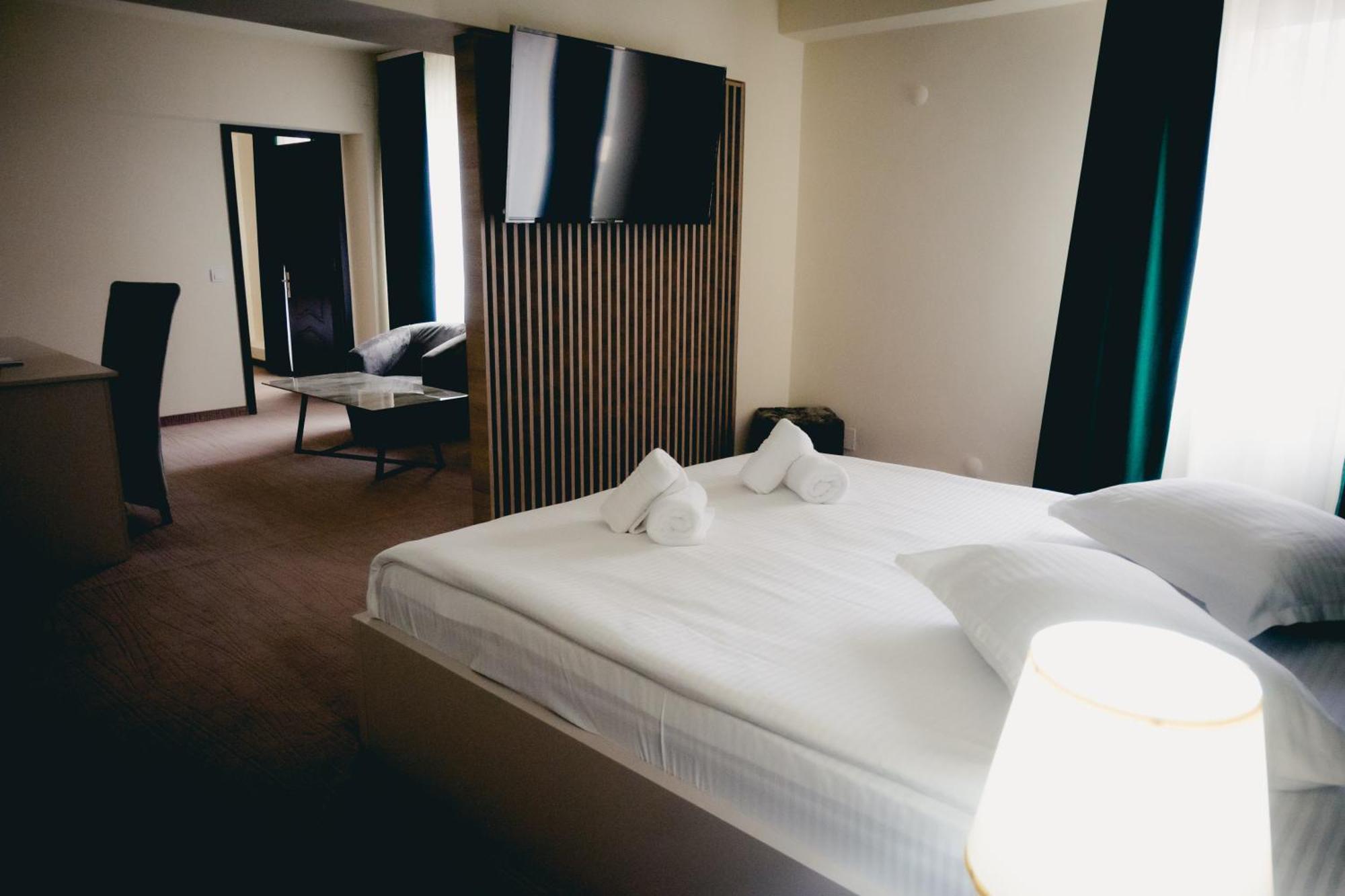 Hotel Valahia Tergovistye Kültér fotó