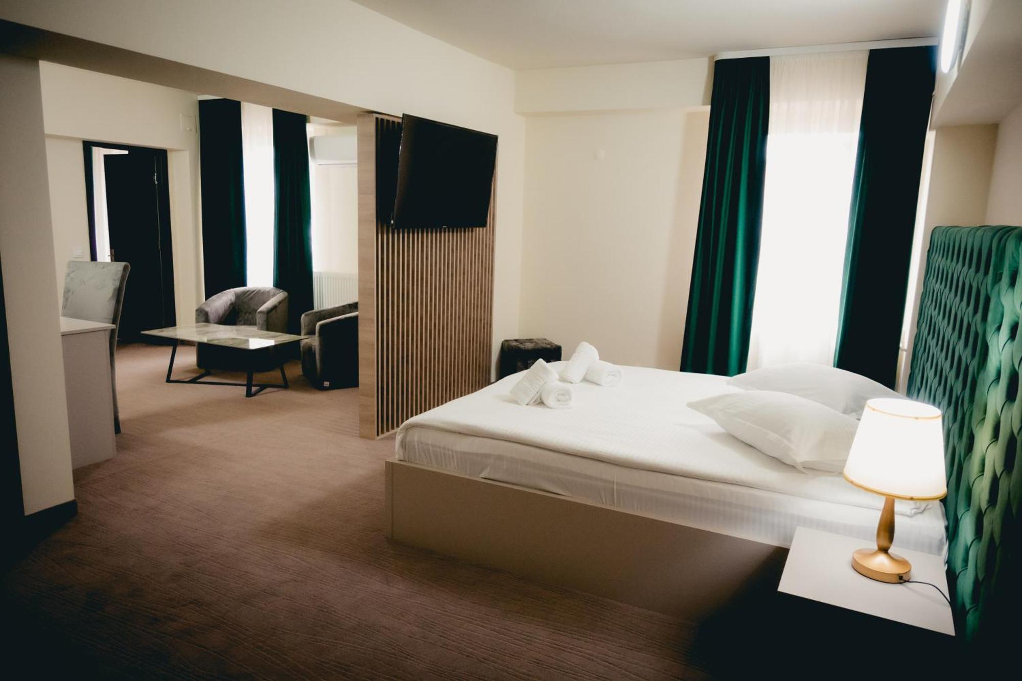 Hotel Valahia Tergovistye Kültér fotó