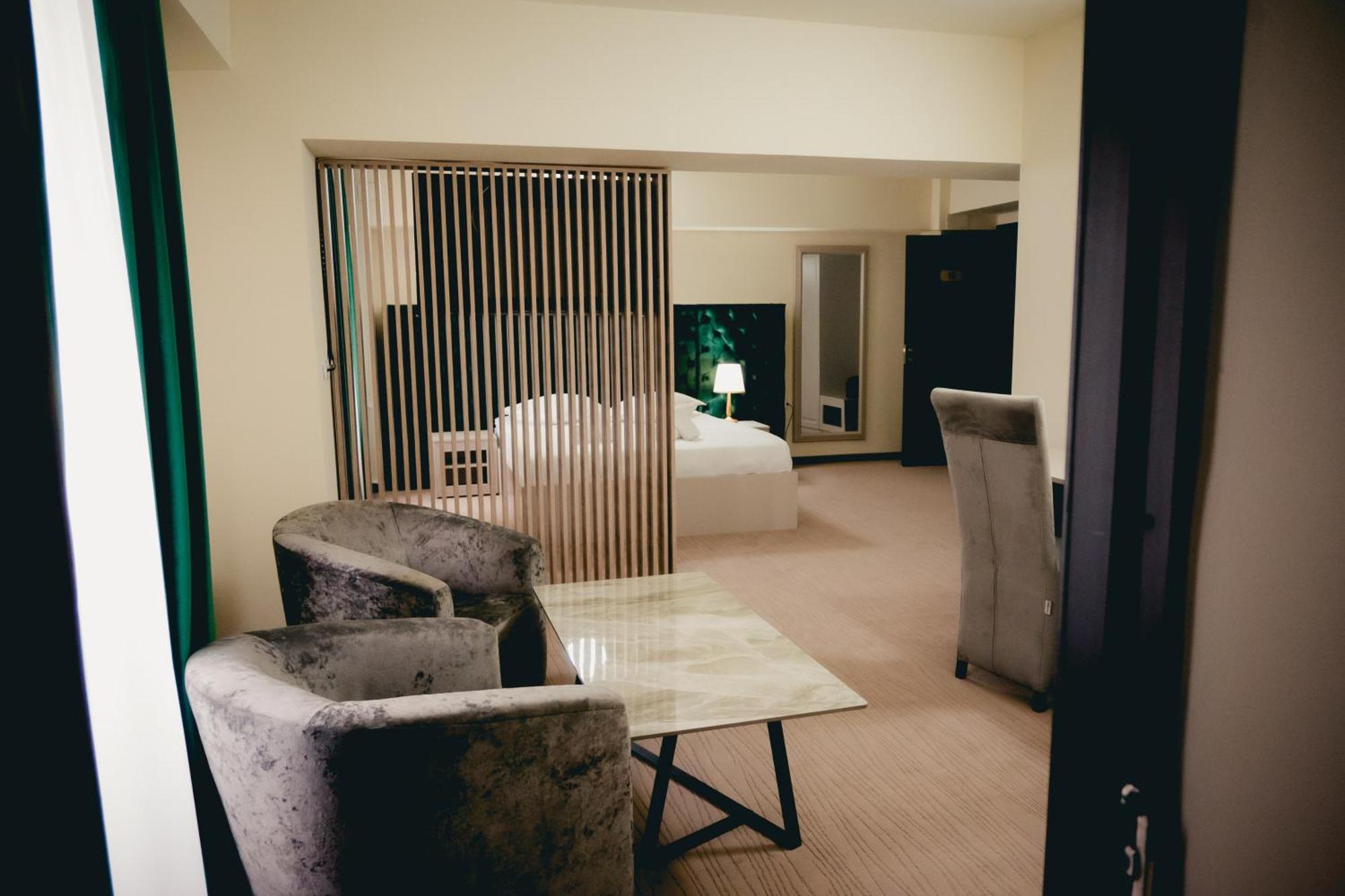 Hotel Valahia Tergovistye Kültér fotó